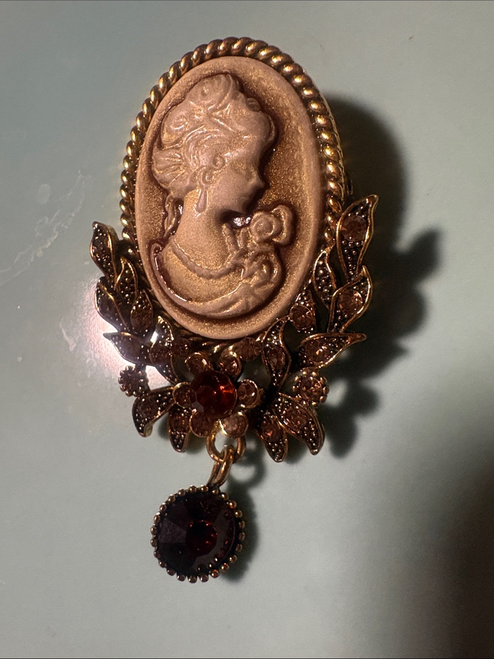 Vtg Ornate Gold Tone Left-Facing Lady Portrait Cameo Statement Dangle Brooch Pin